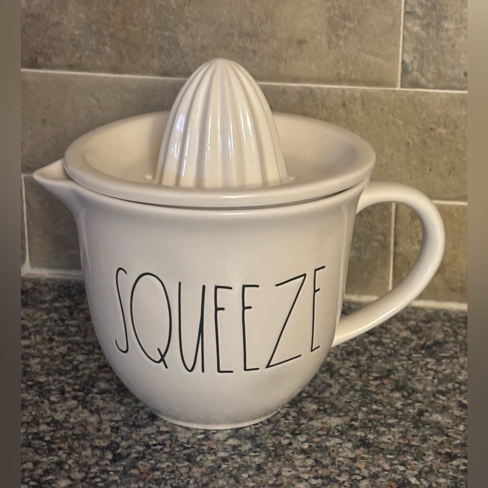 🍊Rae Dunn “SQUEEZE” Ceramic Citrus Juicer🍊